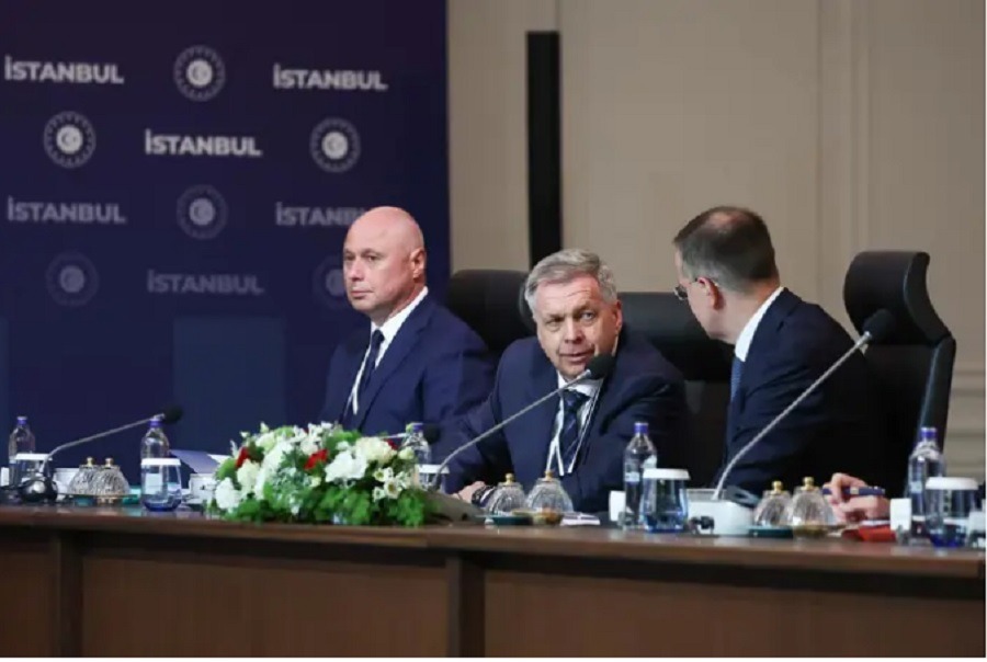 Miembros de la delegación rusa acuden a la tercera ronda de conversaciones de paz con la parte ucraniana en el Palacio Ciragan de Estambul. FOTO: Europa Press.