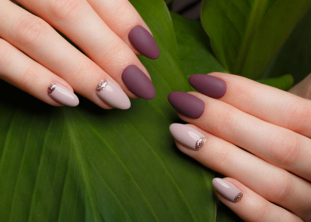 Uñas esmaltadas de forma continua: riesgos dermatológicos y recomendaciones médicas