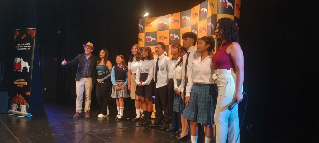 El Tercer Festival Provincial de Amorfinos comenzó sus eliminatorias en Manta, con más varios colegios y apoyo institucional.