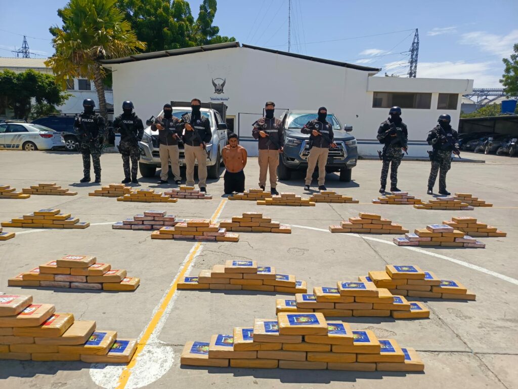 Policía decomisó un cargamento de cocaína en una finca de la zona rural de Manta.