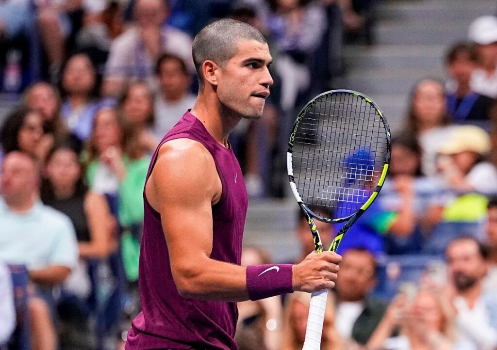 Carlos Alcaraz debuta con victoria en el US Open 2025 y sorprende con nuevo look