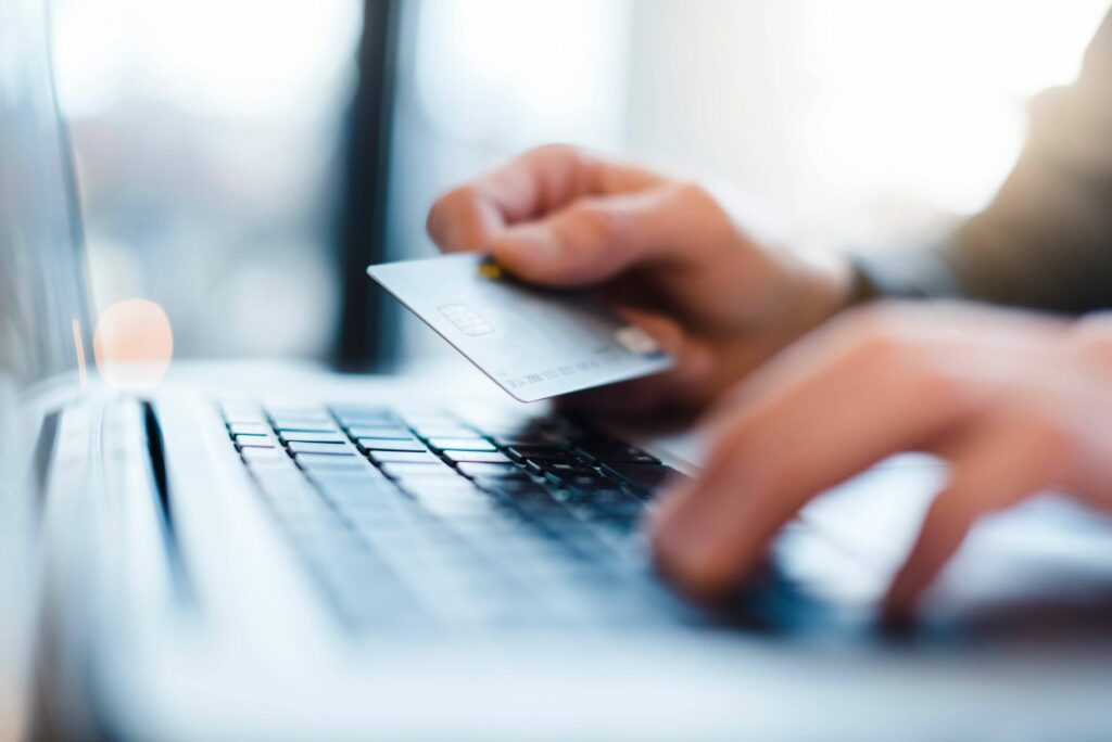 Ecuador avanza en pagos digitales, aunque el efectivo sigue liderando transacciones