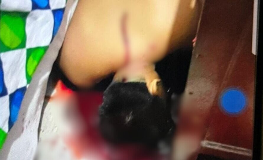 El cuerpo de David Delgado quedó a un costado de la cama en la que estaba descansando.