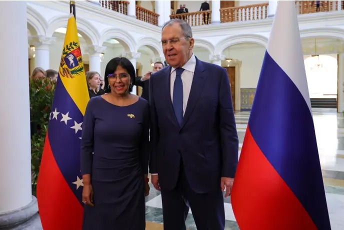 El ministro de Exteriores de Rusia, Sergei Lavrov, y la vicepresidenta de Venezuela, Delcy Rodríguez. FOTO Europa Press.