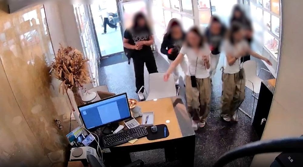 Dos hombres fueron detenidos por intento de robo en joyería de Barcelona con disfraz para evitar identificación