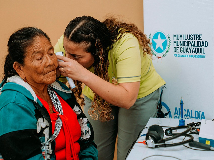 El Municipio de Guayaquil entrega 472 audífonos a más de 350 personas con discapacidad auditiva en Isla Puná.