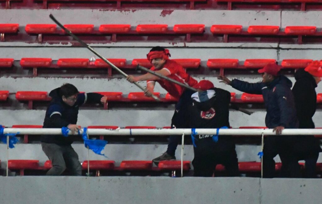 Los hechos tuvieron lugar tanto en las tribunas como en las inmediaciones del estadio. FOTO: Captura de pantalla.
