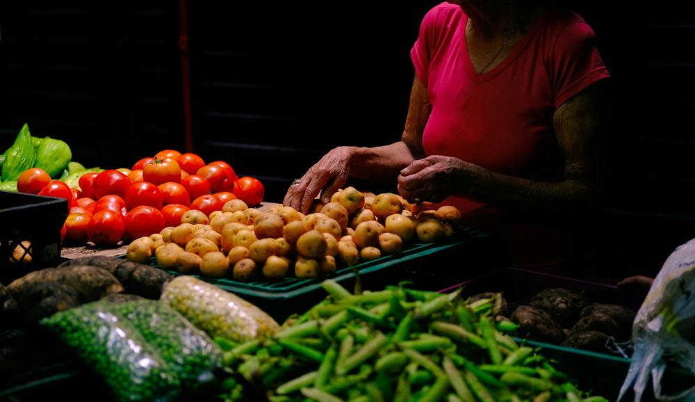 Inflación en Ecuador baja al 0,72% en julio de 2025, pero precios de alimentos básicos y otros productos aumentaron significativamente