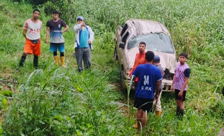 La camioneta quedó destruida luego de caer por un abismo de 30 metros.