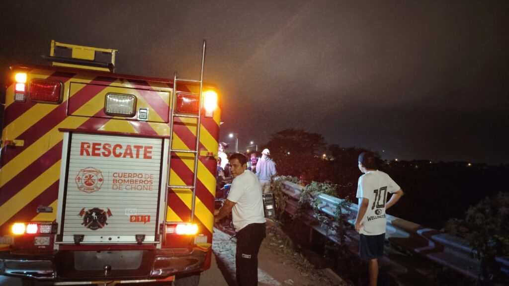 Los bomberos llegaron al lugar para efectuar el rescate del cuerpo del motociclista fallecido.