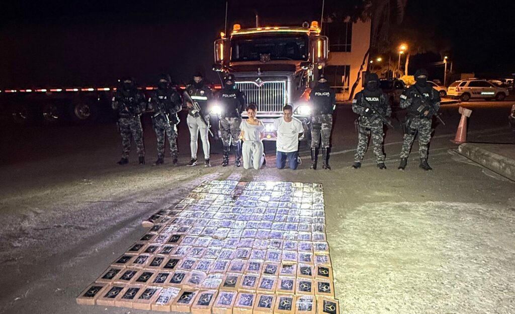 Los detenidos junto a la droga decomisada que era trasladada en un camión.