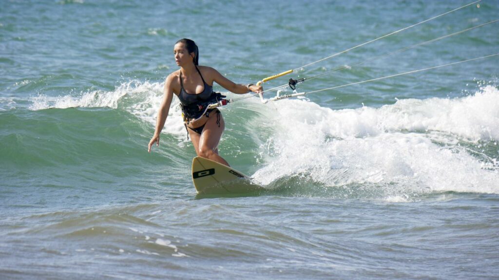 Manta con su playa de Santa Marianita acogerá el FlyFest 2025, competencia internacional de kiteboarding