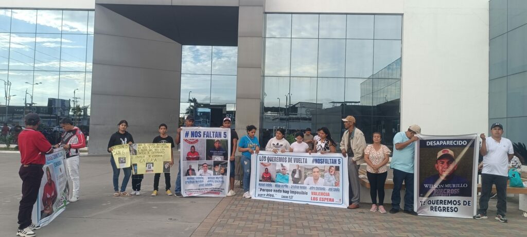 Desde hace doce días, seis familias de Valencia, Los Ríos, recorren Manabí buscando a sus seres queridos. Hoy efectuaron plantón en Manta