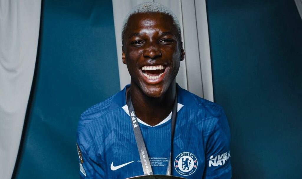 Moisés Caicedo reacciona tras quedar fuera de la lista al Balón de Oro 2025 “A seguir trabajando”