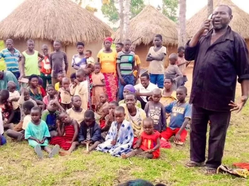 Musa Hasahya Kasera, un ugandés de 70 años, enfrenta dificultades para sostener a su extensa familia de doce esposas,