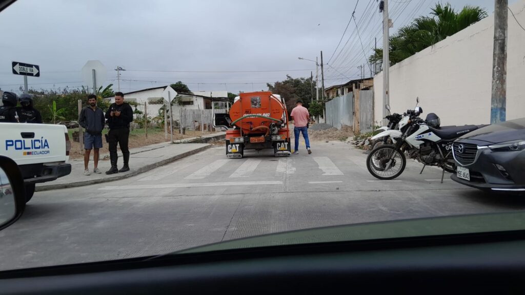 Uno de los cuerpos del doble crímen en Leonidas Plaza quedó en el interior de un tanquero donde su conductor fue sorprendido a tiros.