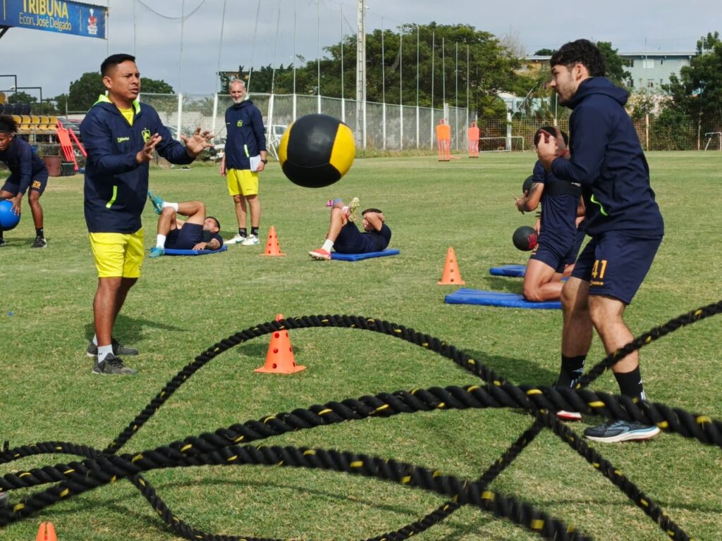 Delfín SC realizó trabajos de fuerza y potencia. FOTO: Delfín SC.
