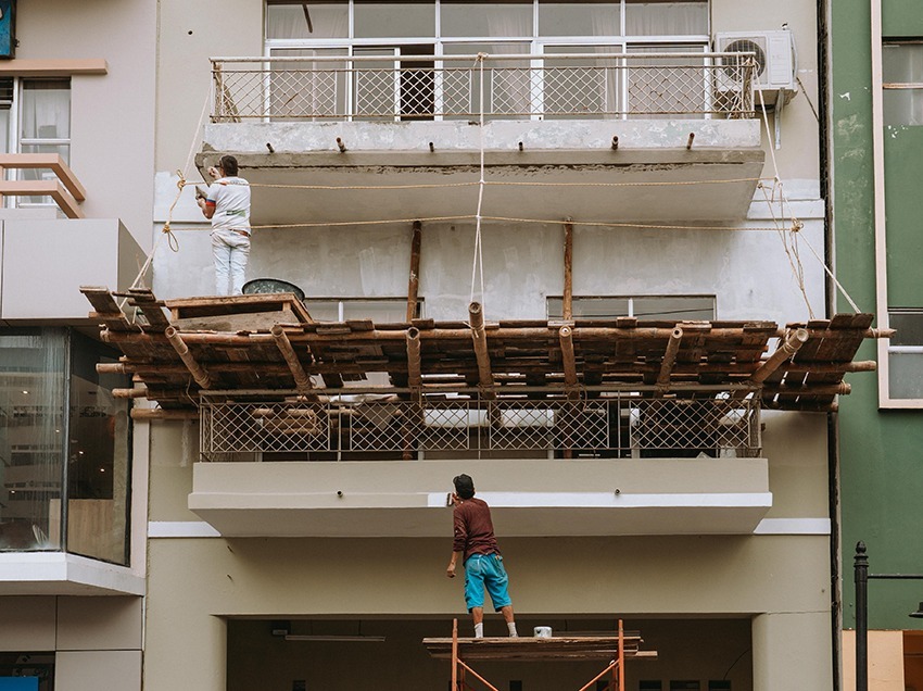 Pintores y maestros trabajan en la renovación urbana de Guayaquil.