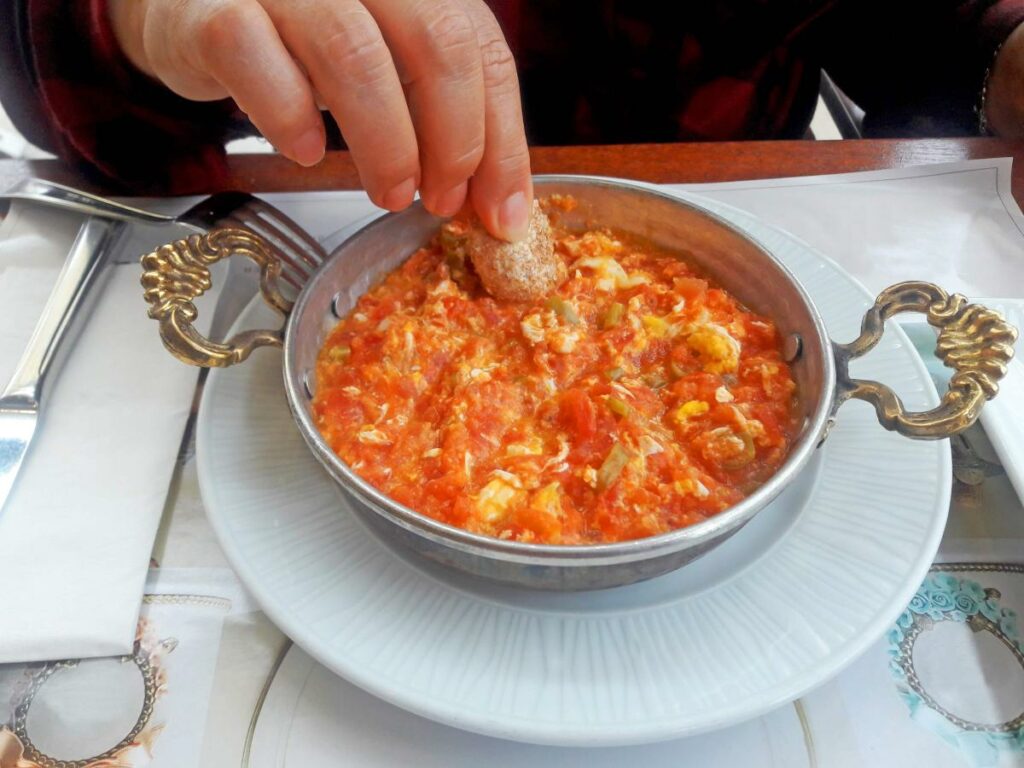 Así se prepara el menemen turco: el desayuno que conquista paladares en todo el mundo