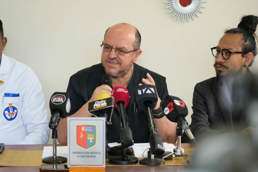 presidente federación médica ecuatoriana santiago carrasco despido médicos personal salud entrevista