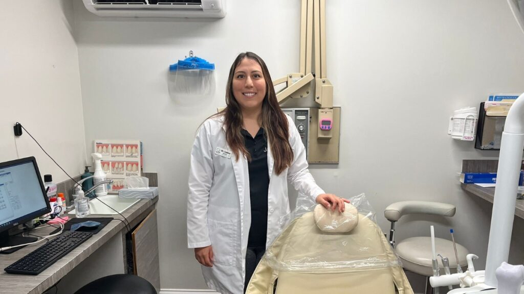 Una migrante ecuatoriana dirige su propio consultorio dental en Estados Unidos, mientras asume múltiples roles para sacarlo adelante. (Kike Perdono)