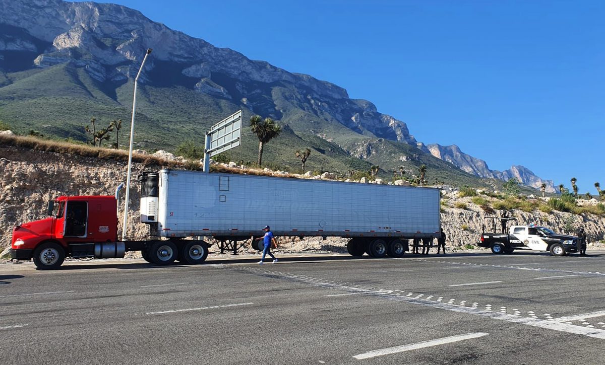 Casi 200 migrantes fueron localizados en camiones en el norte de México