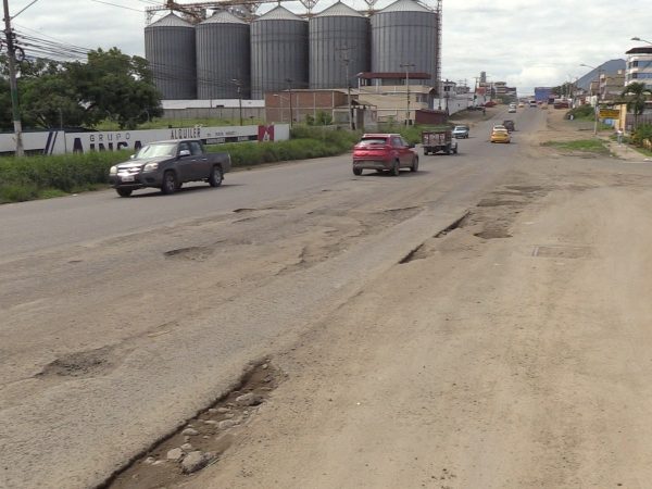 Escasez de asfalto en Ecuador obliga a implementar bacheo en frío