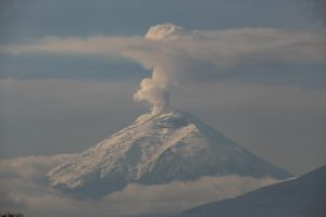 Leve caída de ceniza de volcán Cotopaxi en el sur de la capital ecuatoriana