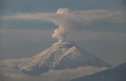 Leve caída de ceniza de volcán Cotopaxi en el sur de la capital ecuatoriana