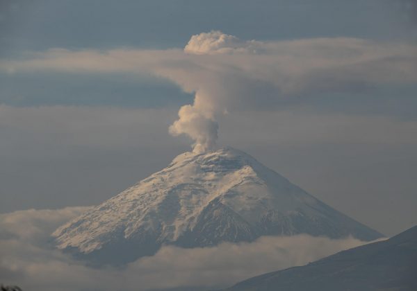 Leve caída de ceniza de volcán Cotopaxi en el sur de la capital ecuatoriana