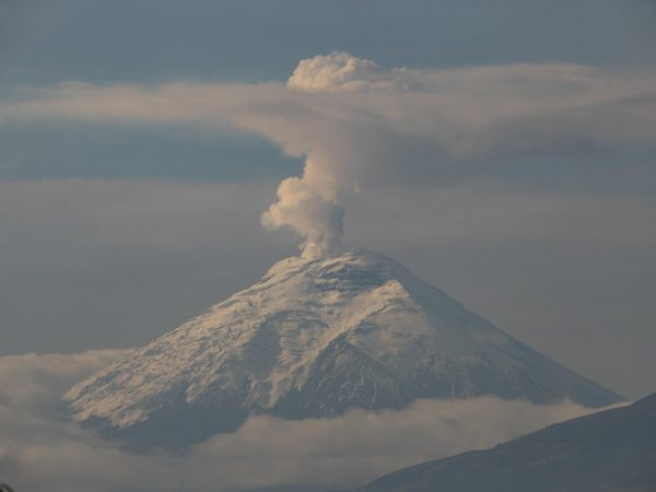 Leve caída de ceniza de volcán Cotopaxi en el sur de la capital ecuatoriana