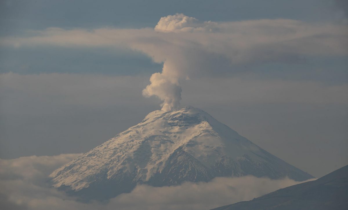 Leve caída de ceniza de volcán Cotopaxi en el sur de la capital ecuatoriana