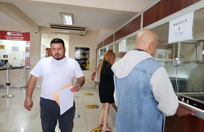 Usuarios acudieron este miércoles 30 de julio a la Agencia Municipal de Tránsito, que ya retomó el servicio de matriculación vehicular.
