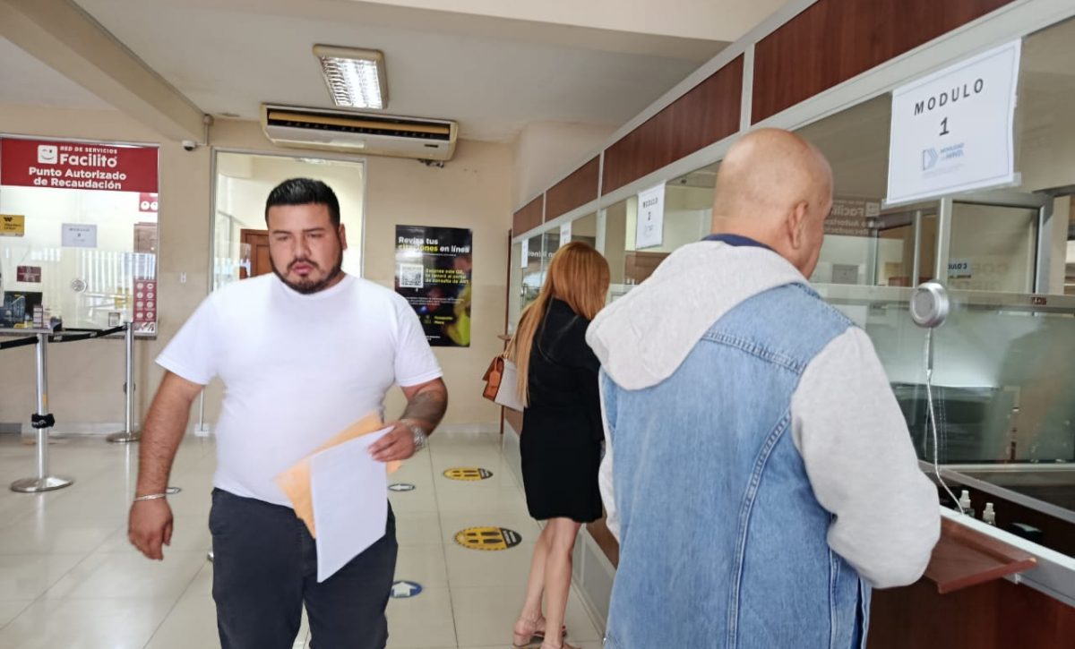 Usuarios acudieron este miércoles 30 de julio a la Agencia Municipal de Tránsito, que ya retomó el servicio de matriculación vehicular.
