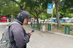 Luis Mendoza intentaba conectarse al Wi-Fi de Manta Digital, sin lograrlo. El servicio presenta fallas en la conexión.