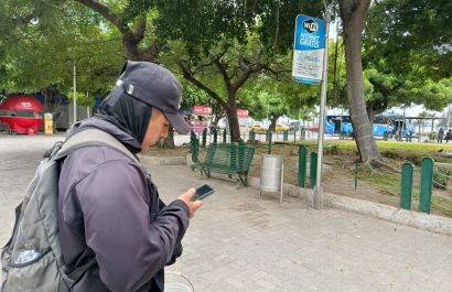 Luis Mendoza intentaba conectarse al Wi-Fi de Manta Digital, sin lograrlo. El servicio presenta fallas en la conexión.