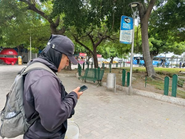 Luis Mendoza intentaba conectarse al Wi-Fi de Manta Digital, sin lograrlo. El servicio presenta fallas en la conexión.