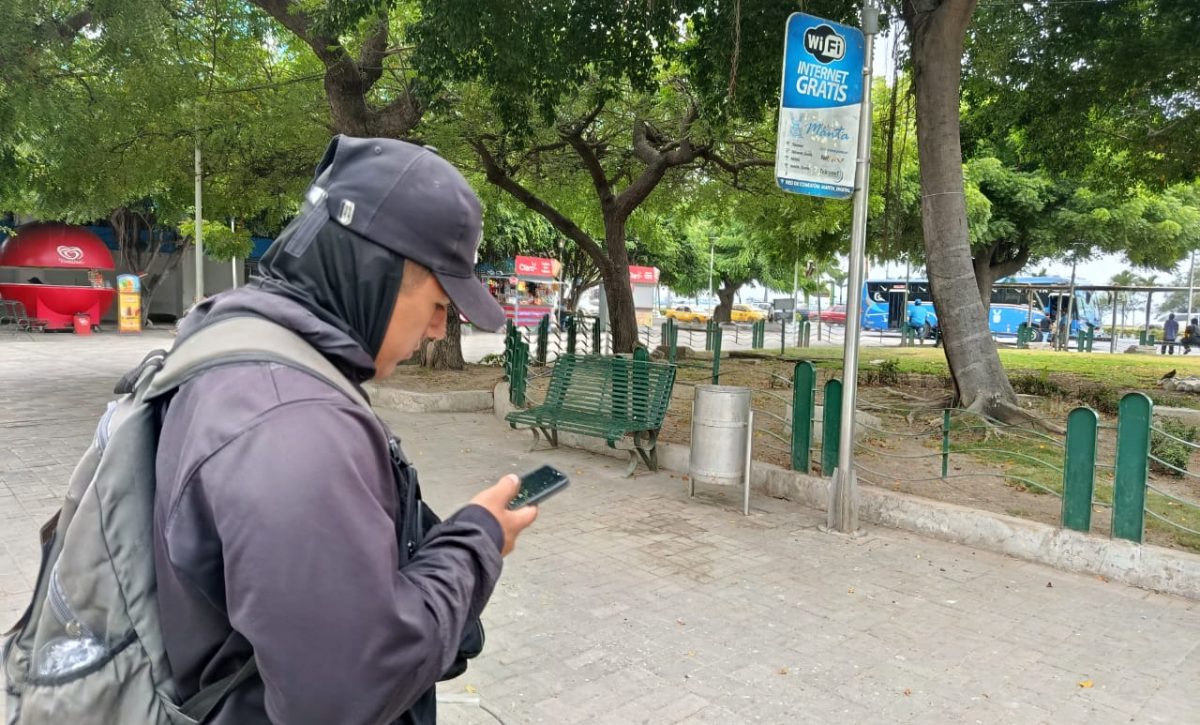 Luis Mendoza intentaba conectarse al Wi-Fi de Manta Digital, sin lograrlo. El servicio presenta fallas en la conexión.