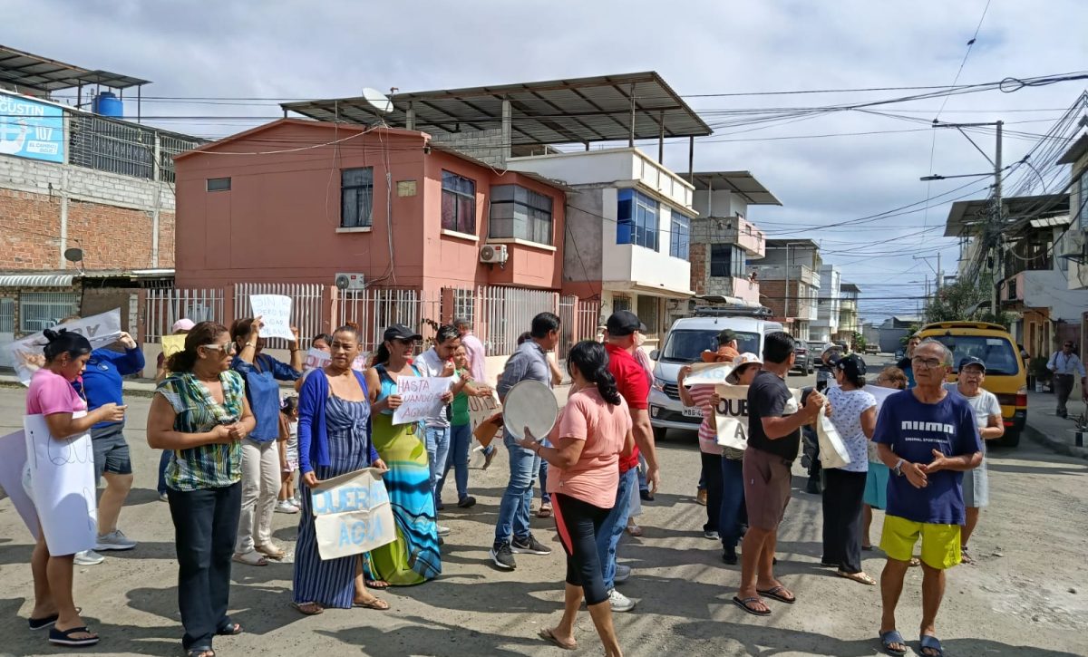Moradores recorrieron las principales calles del sector, mientras varios tanqueros de la empresa Aguas Manta arribaron a la ciudadela a entregar agua potable a varias casas.