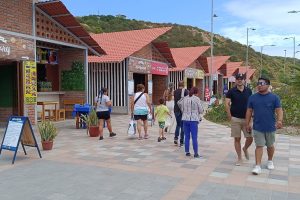El malecón de San Mateo ha mejorado, pero comerciantes y cuidadores de carros aún enfrentan desafíos en su actividad.