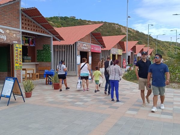 El malecón de San Mateo ha mejorado, pero comerciantes y cuidadores de carros aún enfrentan desafíos en su actividad.