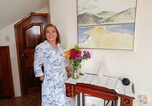 Amalia Reyes, una maestra jubilada, sigue contribuyendo a su comunidad con voluntariado para adultos mayores.