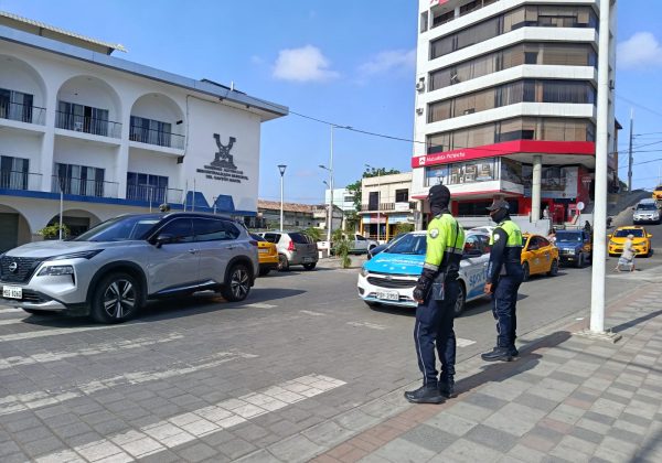 Los agentes municipales siguen operando, mientras la Agencia de Tránsito no atiende a usuarios.