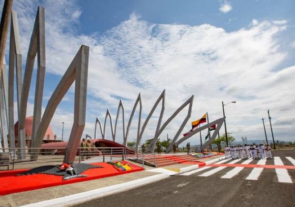 Ciudad Alfaro mantiene su afluencia turística en Montecristi, pero enfrenta deterioro estructural. La Universidad Eloy Alfaro asumirá su restauración.