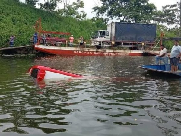15 pasajeros, el chofer y el oficial de un bus se salvaron de morir luego que el micro se hundiera en la represa Daule-Peripa.