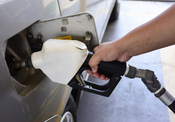 El precio de la gasolina varía el 12 de cada mes, de acuerdo al precio internacional del petróleo.
