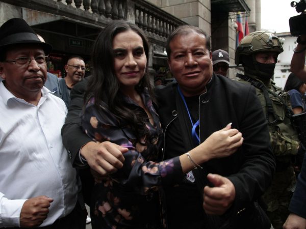 VERONICA ABAD-NO -LE-PERMITEN-ENTRAR-VICEPRESIDENCIA
