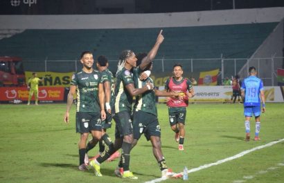Jugadores de Orense SC celebran la victoria conseguida, en el estadio 9 de Mayo, ante Macará.