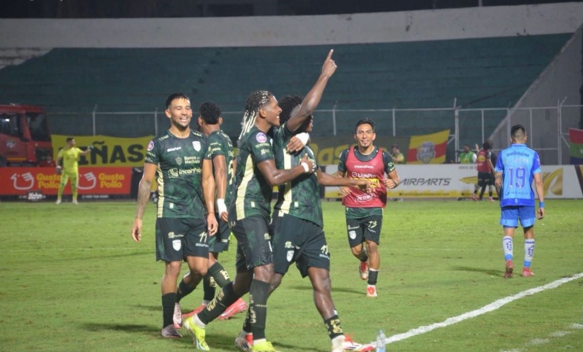 Jugadores de Orense SC celebran la victoria conseguida, en el estadio 9 de Mayo, ante Macará.