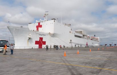 El buque hospital llegó el viernes a Manta